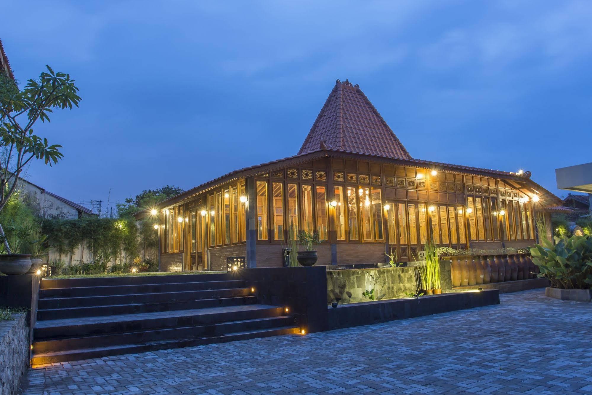 Burza Hotel Yogyakarta Dış mekan fotoğraf